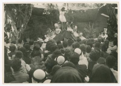 ريما ناصر وزميلاتها في حفل تخرج لكلية بيرزيت، 1943