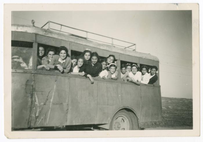 طالبات كلية بيرزيت خلال رحلة مدرسيّة، 1946