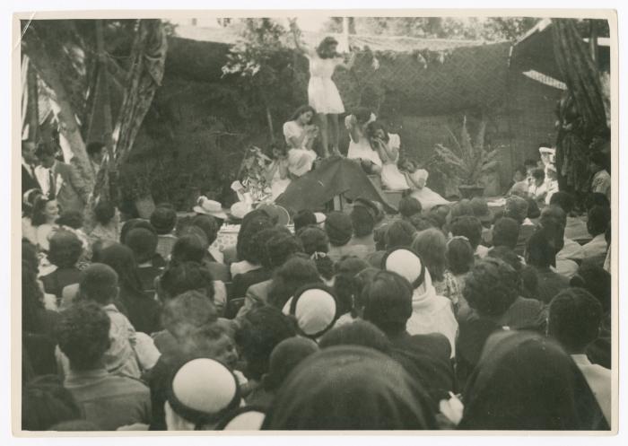 ريما ناصر وزميلاتها في حفل تخرج لكلية بيرزيت، 1943