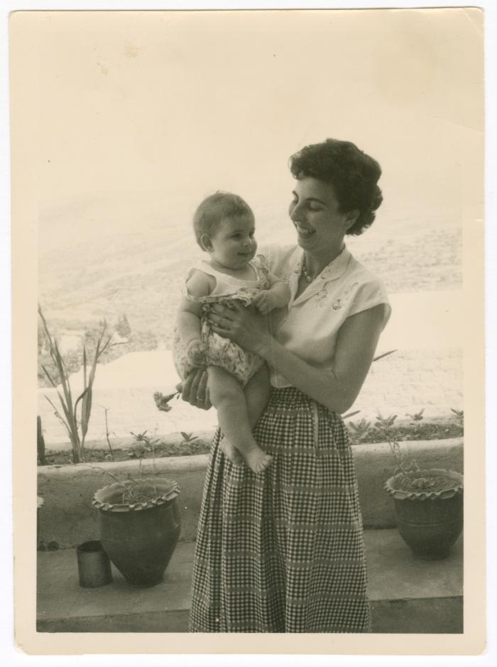 ريما ناصر تحتضن ماهر خوري، 1956