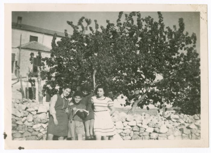 ريما ناصر وإخوتها برفقة عمتهم أنيسة في بيرزيت، 1946