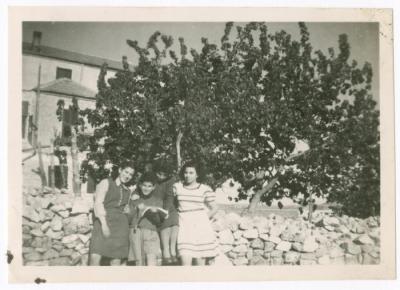 ريما ناصر وإخوتها برفقة عمتهم أنيسة في بيرزيت، 1946