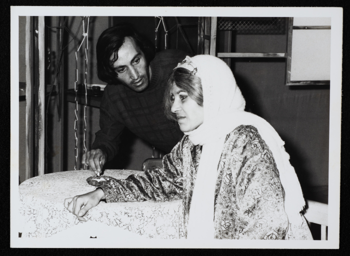 مسرحية البيت الصاخب