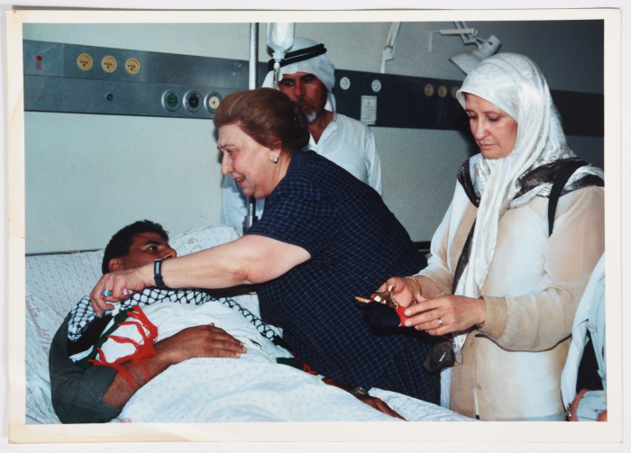 The fighter Najla' Yassin visiting the injured.