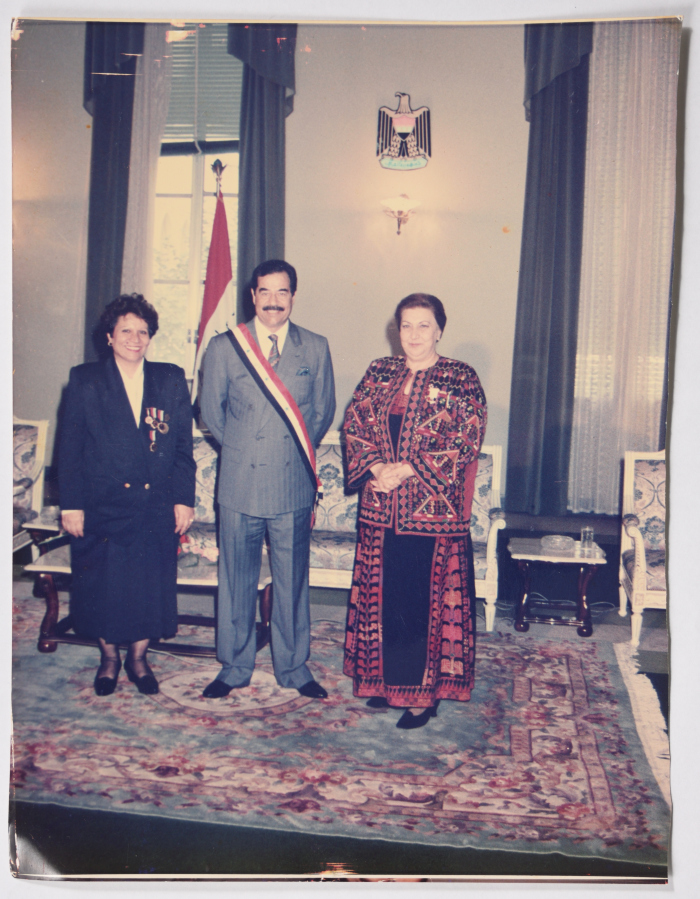 صدام حسين يستقبل المناضلة نجلاء ياسين