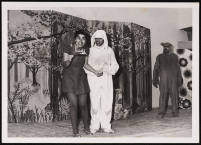 ليلى الحمراء"، صورة من عرض مسرحي، مسرح القصبة، 1975"