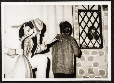 مسرحية مين بلعب ع مين