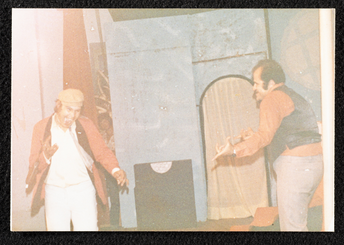 مسرحية مين بلعب ع مين