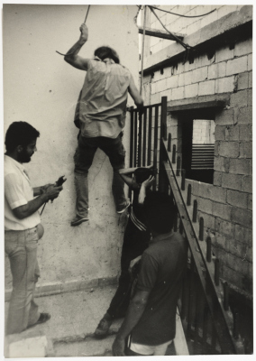 أعمال صيانة في مخيم للاجئين الفلسطينيين، لبنان