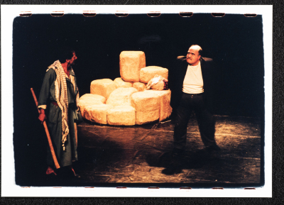 عرض مسرحية المهاجر