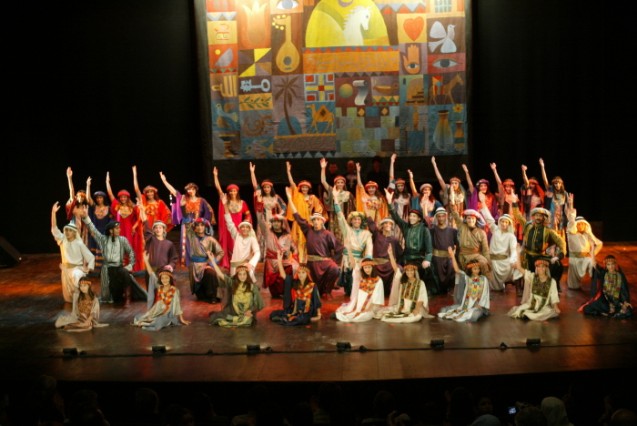 مشاركة فرقة الفنون الشعبية في احتفال اليوبيل الفضي في مدينة رام الله عام 2014