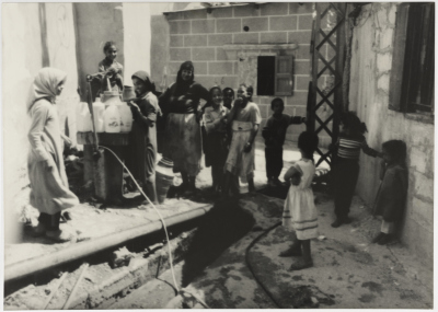 أطفال في طابور للحصول على الماء، مخيم برج الشمالي