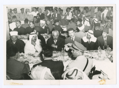 عضو مجلس النواب الأردني وشيخ عشيرة التعامرة وعدد من رؤوساء البلديات في حفل خلال زيارة الملك حسين للضفة الغربية