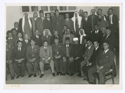 اشخاص في لقطة تذكارية بعد وليمة غداء للحاكم العسكري