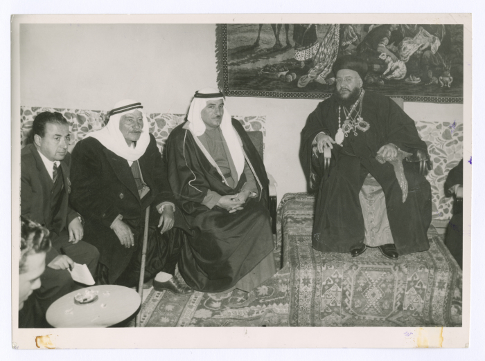 عدد من الشخصيات الاعتبارية مع مطران طائفة السريان بمناسبة عيد الميلاد