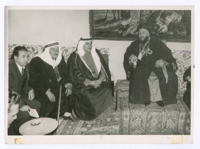 عدد من الشخصيات الاعتبارية مع مطران طائفة السريان بمناسبة عيد الميلاد