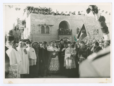 اشخاص يحتفلون في عيد الميلاد لدى الطوائف الغربية