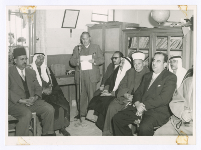 شخص يلقي كلمة اما شخصيات اعتبارية خلال وضع حجر الأساس لبناء مسجد