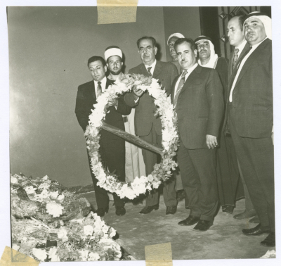 النائب محمد سالم ذويب والياس فريج خلال مشاركتهم بوضع اكليل من الورد على أحد الأضرحة
