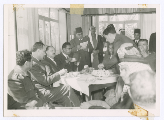 عدد من الشخصيات الرسمية يستمعون إلى خطاب 