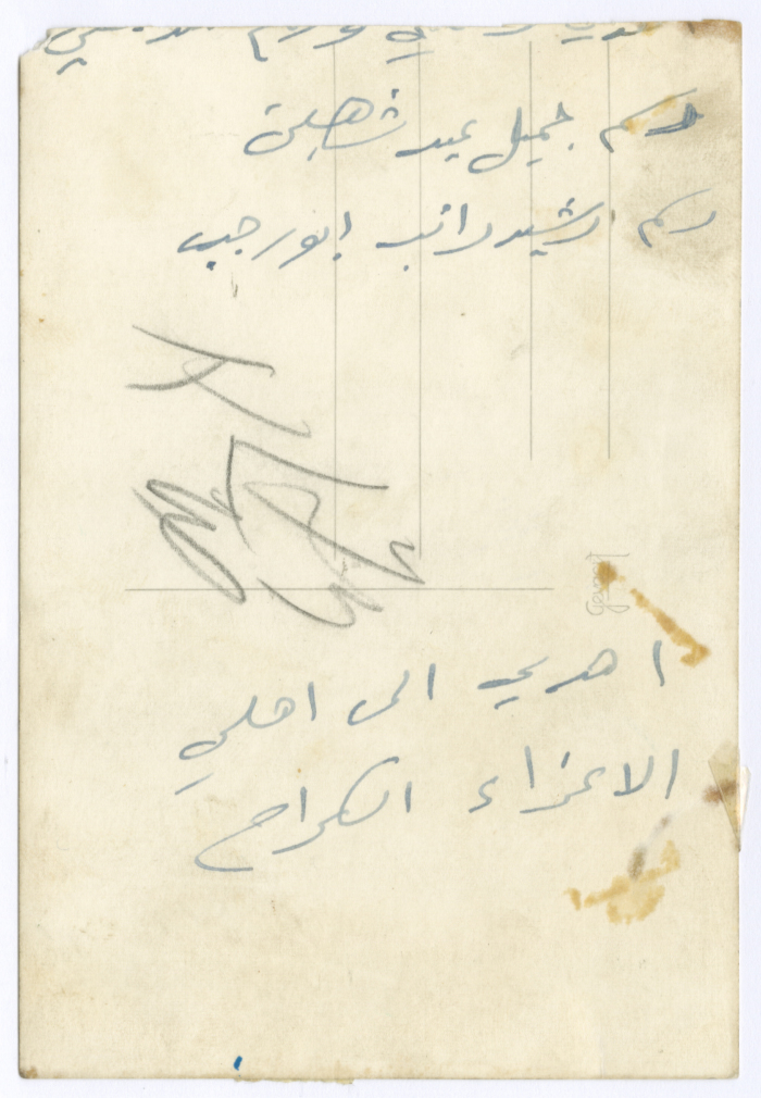 رجلان يجلسان على السيارة 