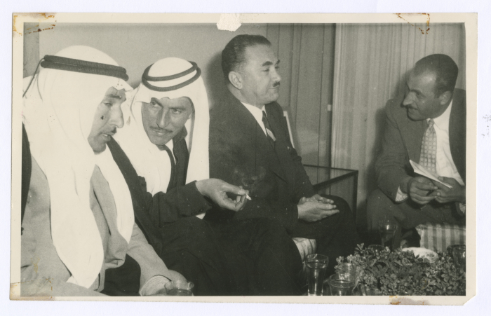 رجال يتحدثون 