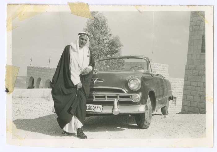 الشيخ محمد سالم ذويب أمام سيارته