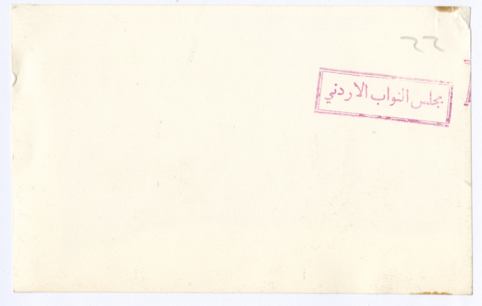 رجال يتحدثون 