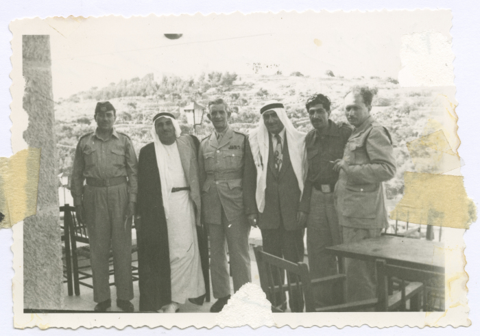 محمد سالم ذويب مع افراد من الشرطة الأردنية 