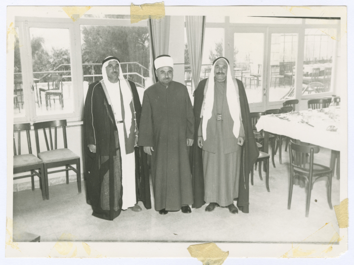 الشيخ محمد سالم ذويب ورجلان آخران 