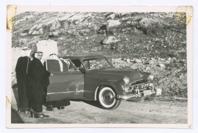 رجال متوجهين لخطبة احدهم