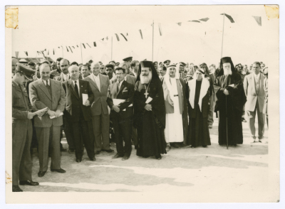 عدد من الشخصيات الاعتبارية على الطريق الصحراوي بانتظار ملك الادرن الحسين بن عبدالله من اجل افتتاحه،