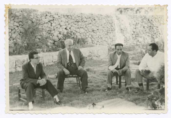 عدد من الرجال في مستشفى الامراض العقلية