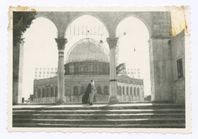 رجل امام قبة الصخرة بعد تجديدها وتلبيسها بالذهب