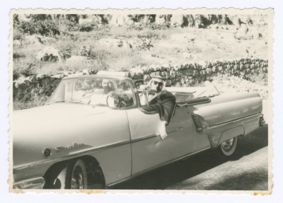 رجلان داخل سيارة، احدهما شيخ عشيرة التعامرة