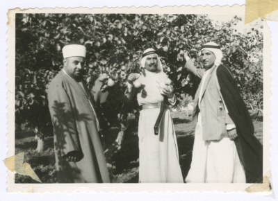محمد سالم الذويب ومجموعة من الرجال في العروب