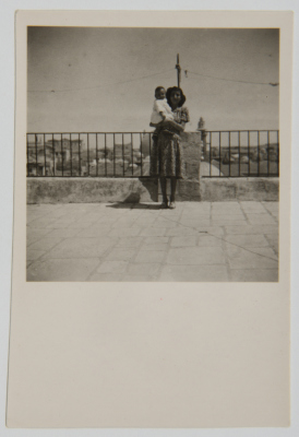 Salwa Ashrawi holding her daghter Naifah Ashrawi in 1947