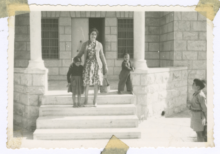 المعلمة جميلة جمعة مع أبناء محمد سالم الذويب امام منزله