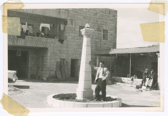 شخص اسمه وجيه يقف أم منزل محمد سالم ذويب في عرب التعامرة