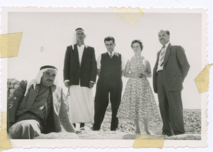 محمد سالم الذويب ومجموعة من الأشخاص على هيروديون