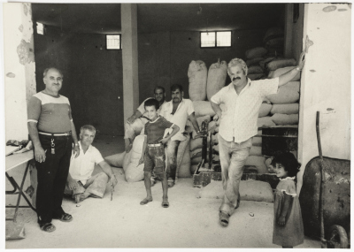 أشخاص في مخيم للاجئين الفلسطينيين، لبنان