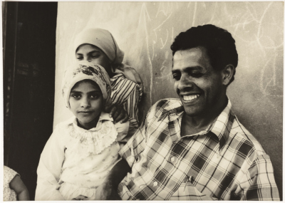 رجل وطفلتان في مخيم للاجئين الفلسطينيين، لبنان