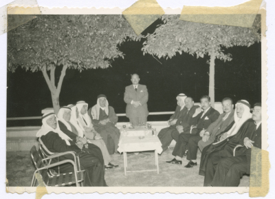 محمد سالم الذويب ومجموعة من الرجال في منتزه سميراميس على ضفة نهر دجلة