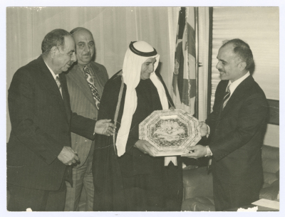محمد سالم الذويب يسلم الملك الحسين الثاني شعار اليوبيل الفضي