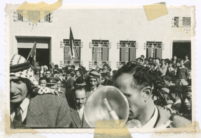 عدد من نواب البرلمان العراقي والأردني لحظة خروجهم من قاعة الروم في بيت لحم