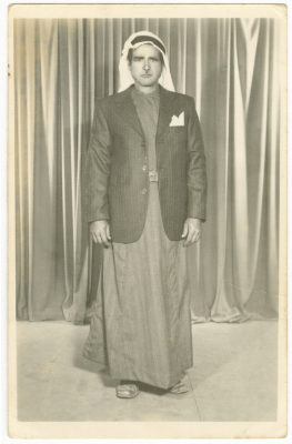 مسن  يرتدي اللباس التقليدي الفلسطيني