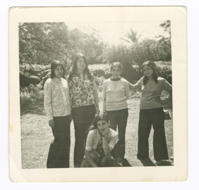 صديقات في رحلة مدرسية