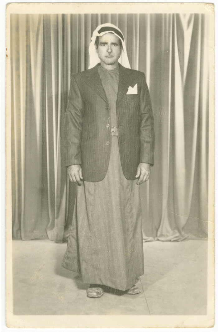 مسن  يرتدي اللباس التقليدي الفلسطيني