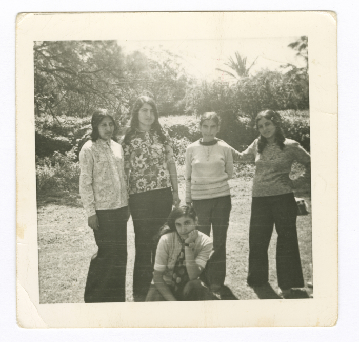 صديقات في رحلة مدرسية