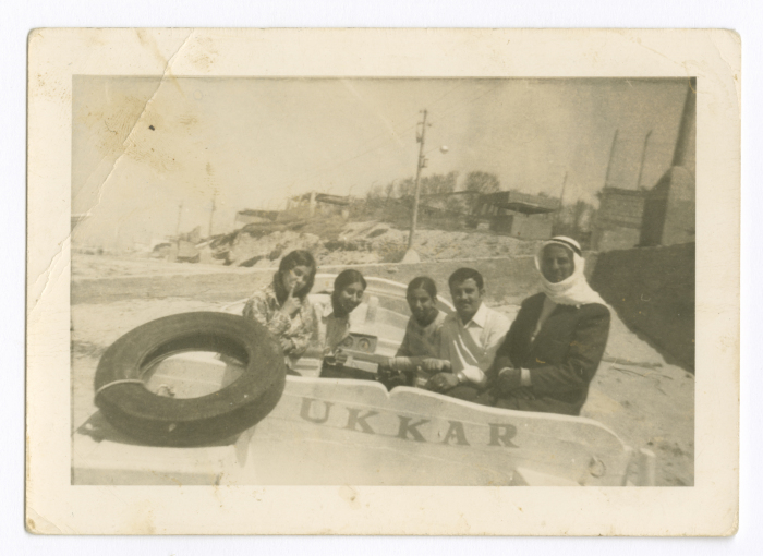 اساتذة وطالبات خلال رحلة مدرسية